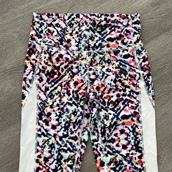 ATHLETA CHATURANGA WATERCOLOR HIGH RISE CAPRI LEGGINGS SIZE SMALL - Picture 3 of 6